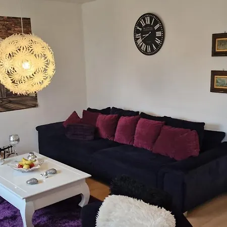 Stadtrand Haushaelfte Vakantiehuis